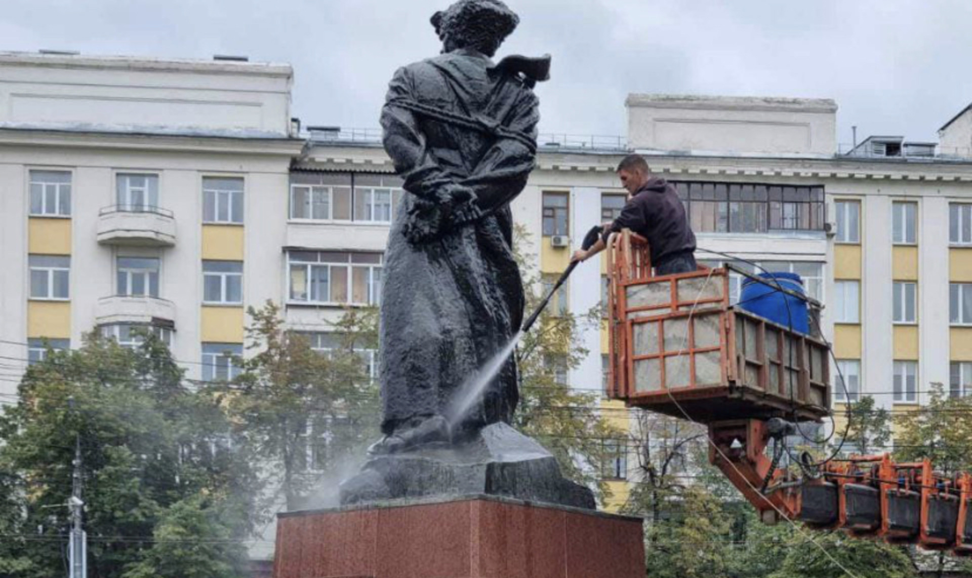 Генеральная уборка. В Челябинске приводят в порядок улицы ко Дню города