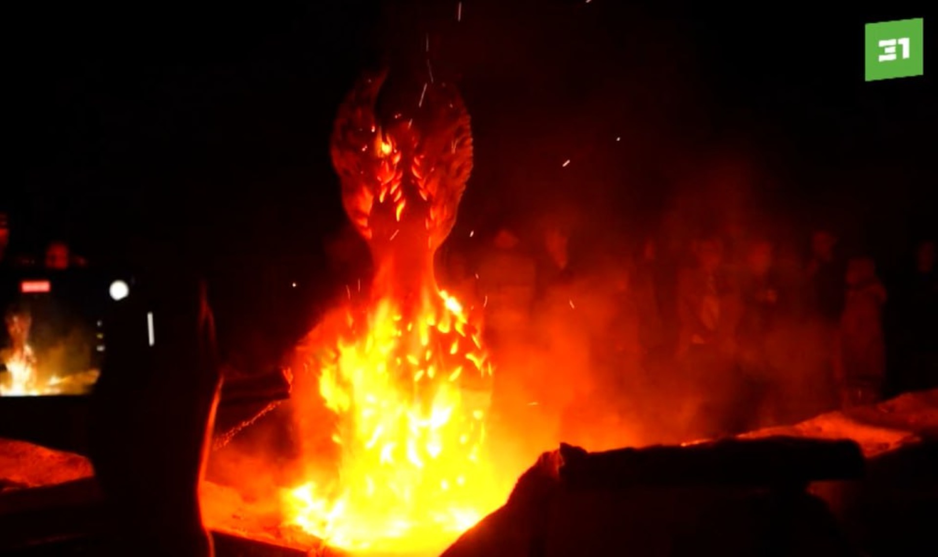 Огонь, иди со мной. Челябинские художники устроили фаер-шоу из обжига скульптур