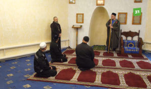 батюшка вместе с прихожанами мечети рассуждает о законах божьих