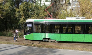 В Ленинском районе новый трамвай сошел с рельсов и врезался в столб