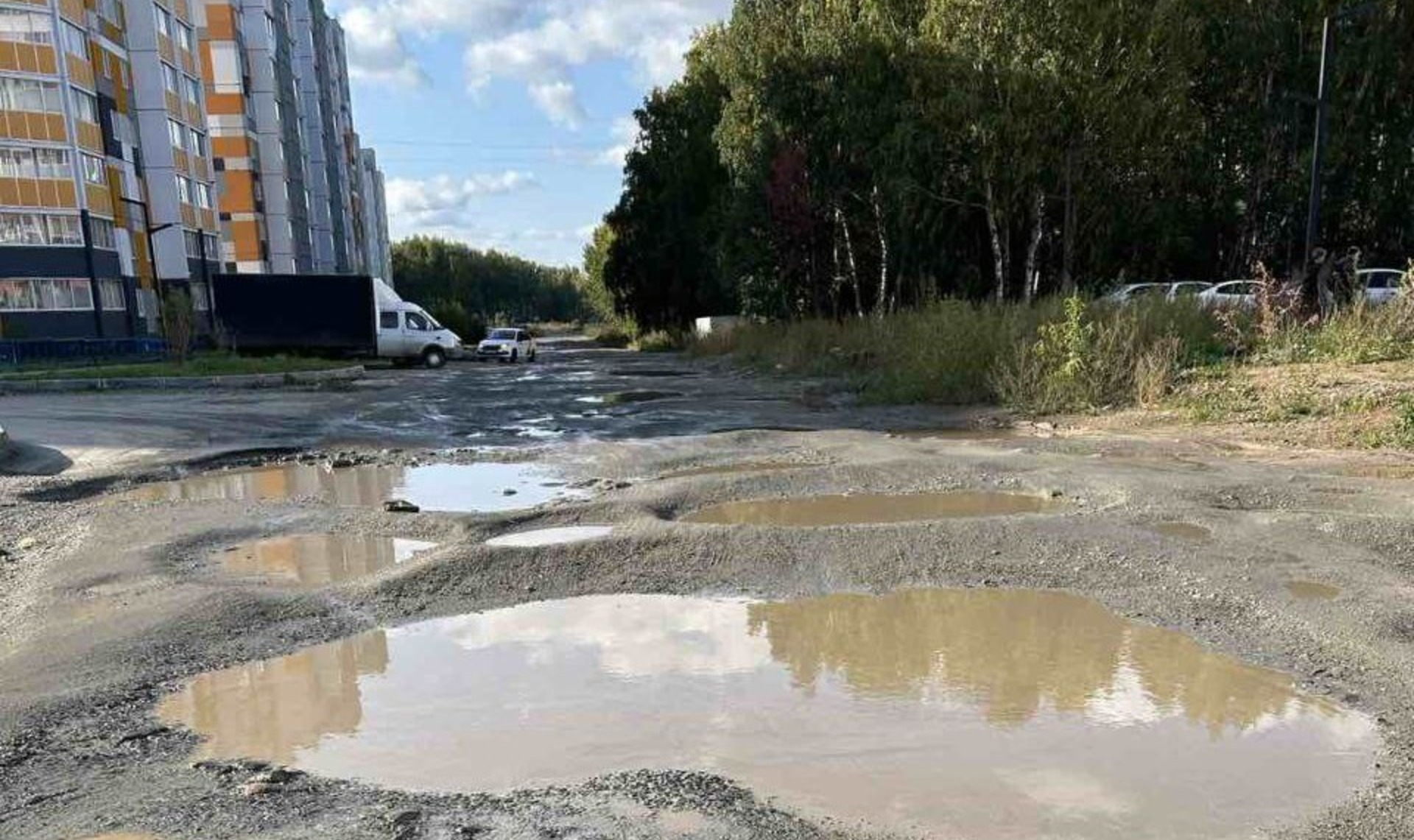 Жители Паркового устали ждать помощи от властей и скинулись, чтобы сделать  дорогу за свой счет