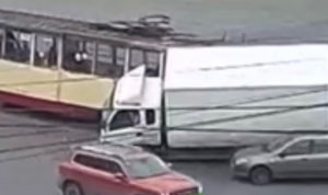 В Челябинске трамвай с пассажирами врезался в грузовик