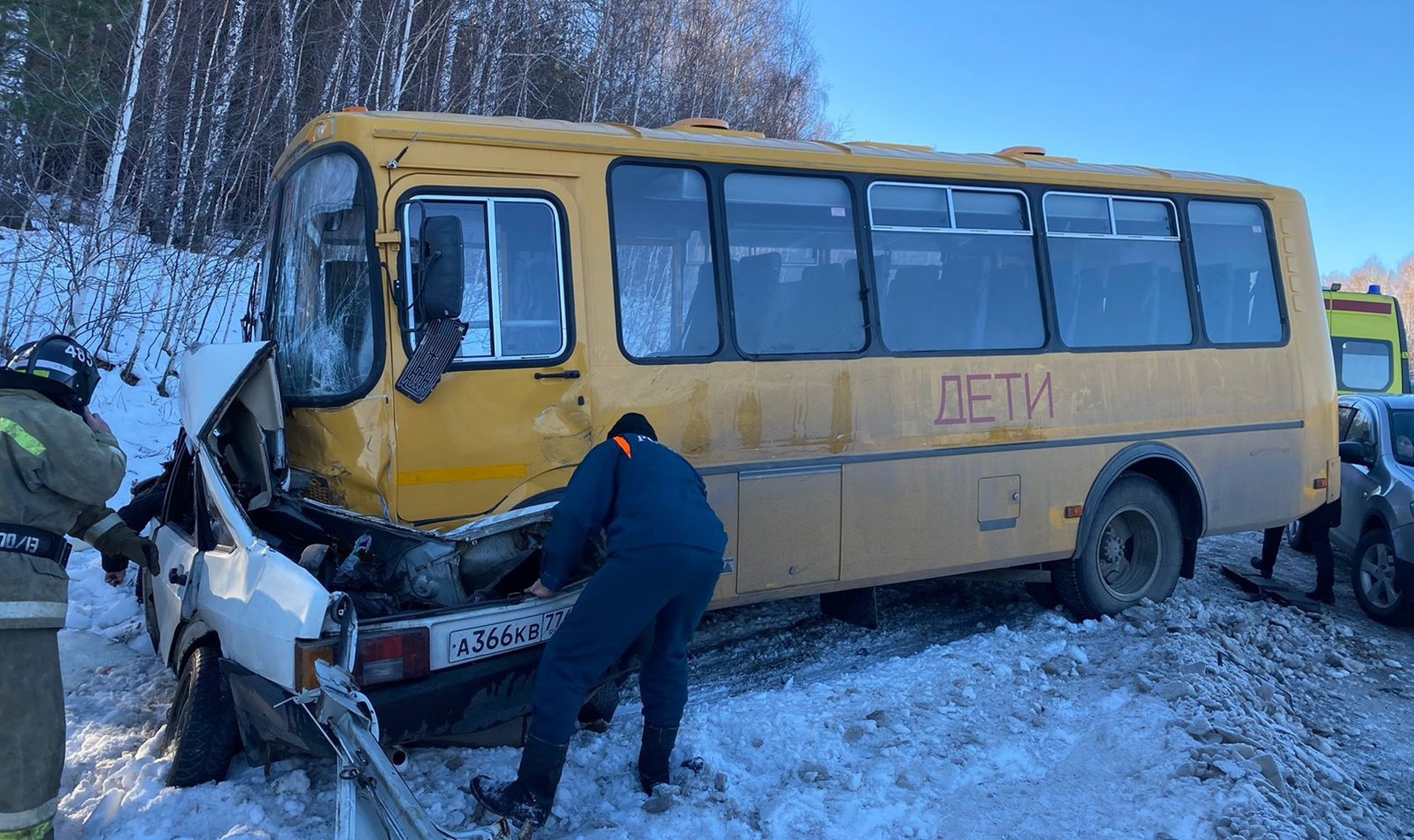 В Чебаркульском районе столкнулись школьный автобус с детьми и легковой  автомобиль. В аварии погиб ребенок и взрослый