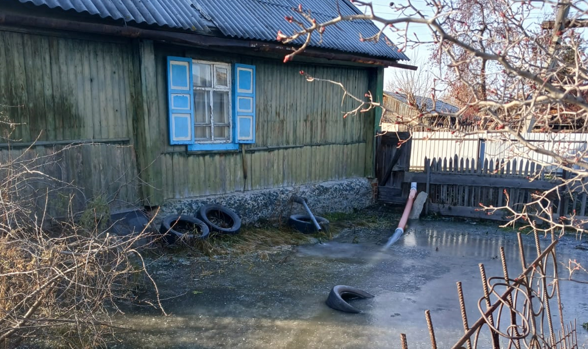 Денег нет, чините сами». Жители Коркино жалуются на затопленные дома и  огороды из-за прорыва трубы