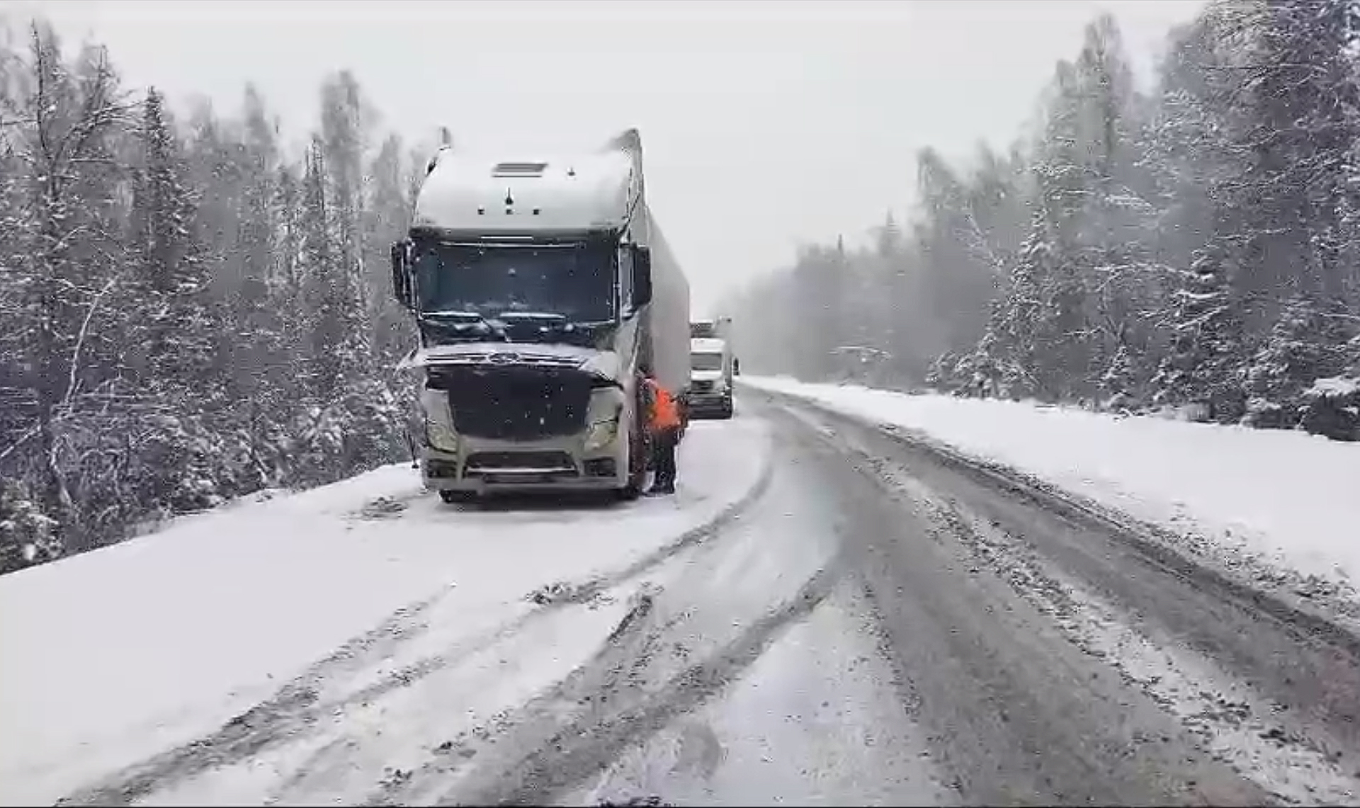 Недалеко от Златоуста на трассе встала фура