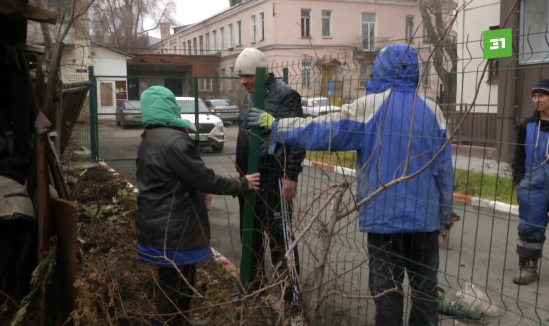 Оградились от соседки. Жители многоэтажки защитились от пенсионерки забором