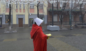 Буклет служанки. Челябинские феминистки устроили акцию в костюмах из романа-антиутопии