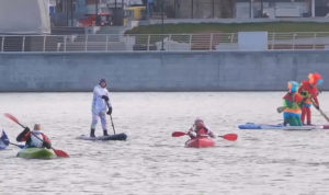 Деды Морозы и Снегурочки на сапбордах в центре Челябинска