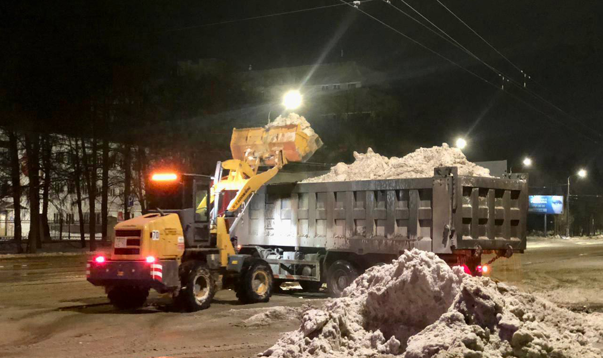 Улицу Воровского в Челябинске очистили от воды и наледи после коммунального  ЧП