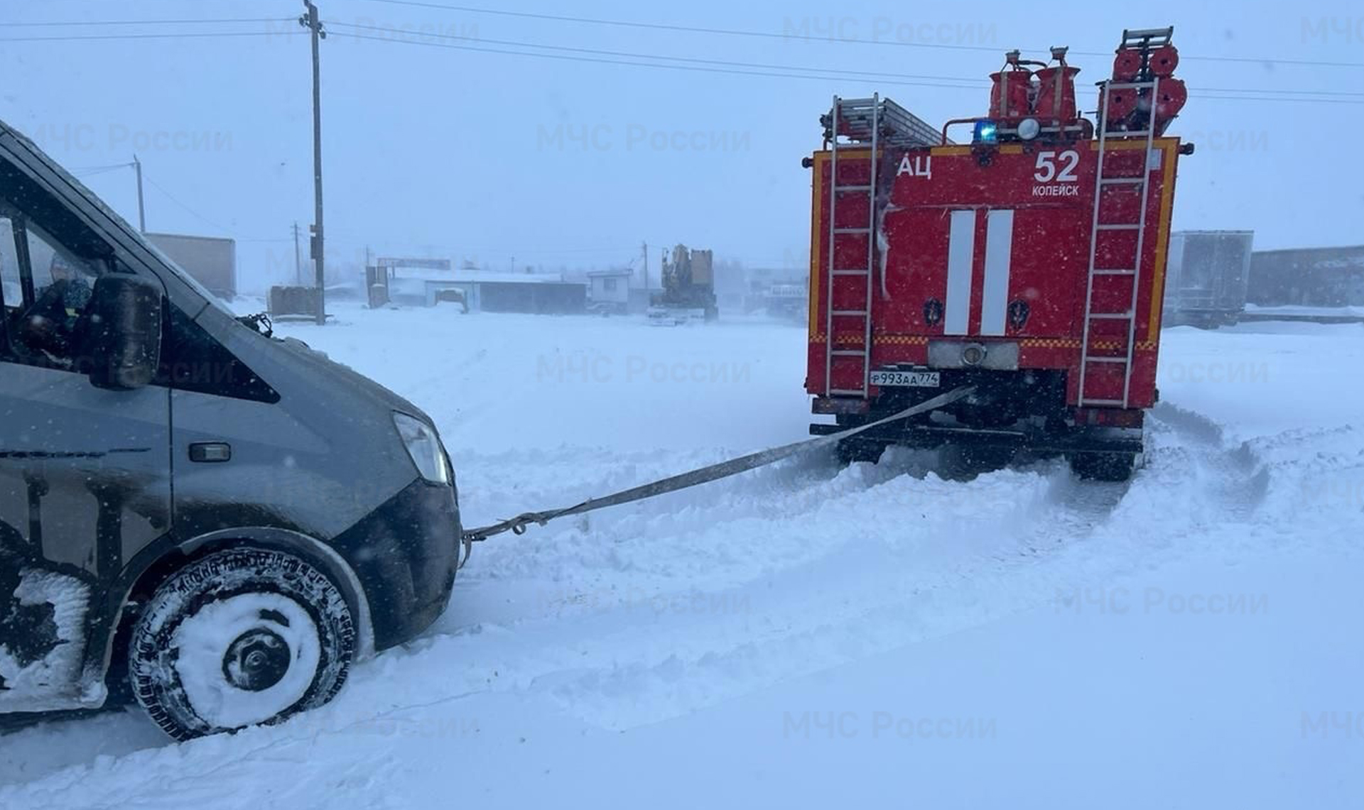 В Челябинской области из снежных заносов эвакуировали 11 автомобилей