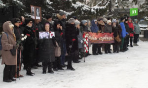 В день неизвестного солдата челябинцы возложили цветы и венки к Вечному огню