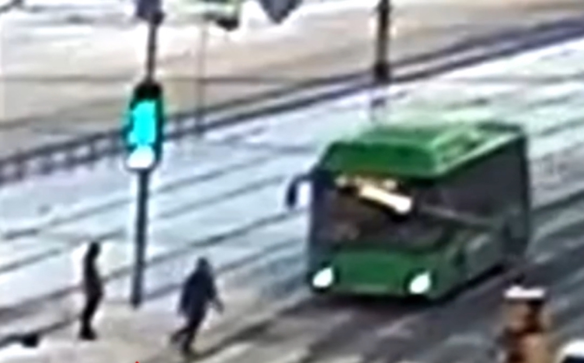 Снова ДТП с участием общественного транспорта. В Челябинске автобус сбил молодого человека 