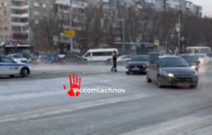 Из-за коммунальной аварии в Калининском районе перекрыли движение