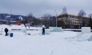 Ледовый городок в Миассе все еще в процессе стройки