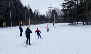 С началом зимы в Челябинске открылась лыжная база на Лесопарковой