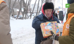 Фонд «Теплая помощь» вручил бездомным новогодние подарки