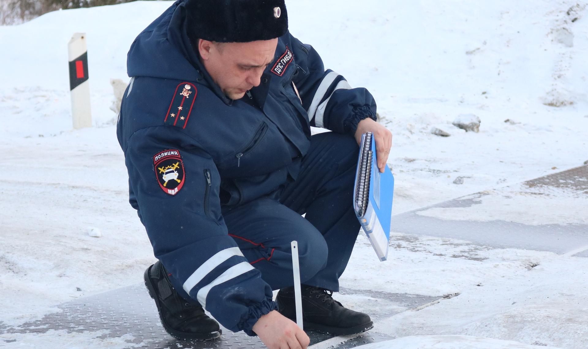 В Кыштыме на улице Карла Либкнехта машину выкинуло с дороги, легковушка  перевернулась - 31TV.RU