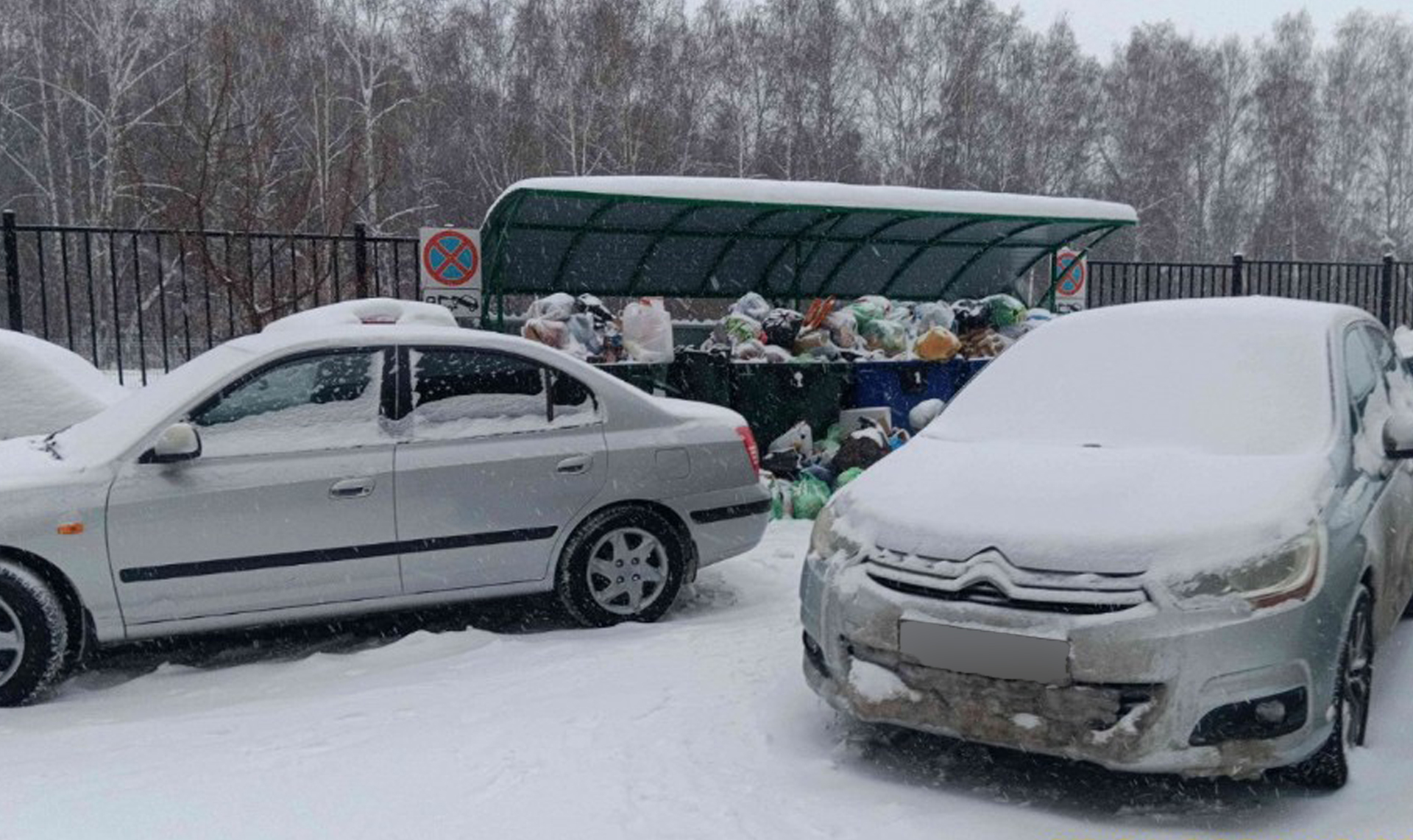 В Челябинске мусоровозы не смогли подъехать к более чем 90 площадкам из-за  автомобилей