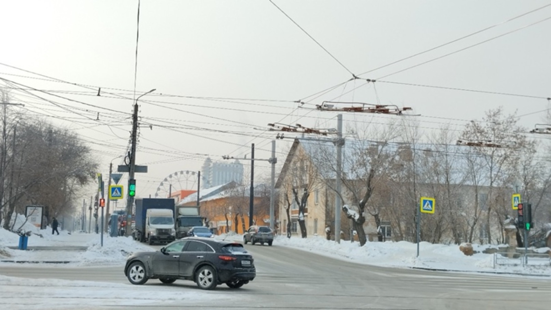 В Челябинске готовятся к масштабному выпуску троллейбусов на маршруты. В  сторону нового троллейбусного депо начали вешать