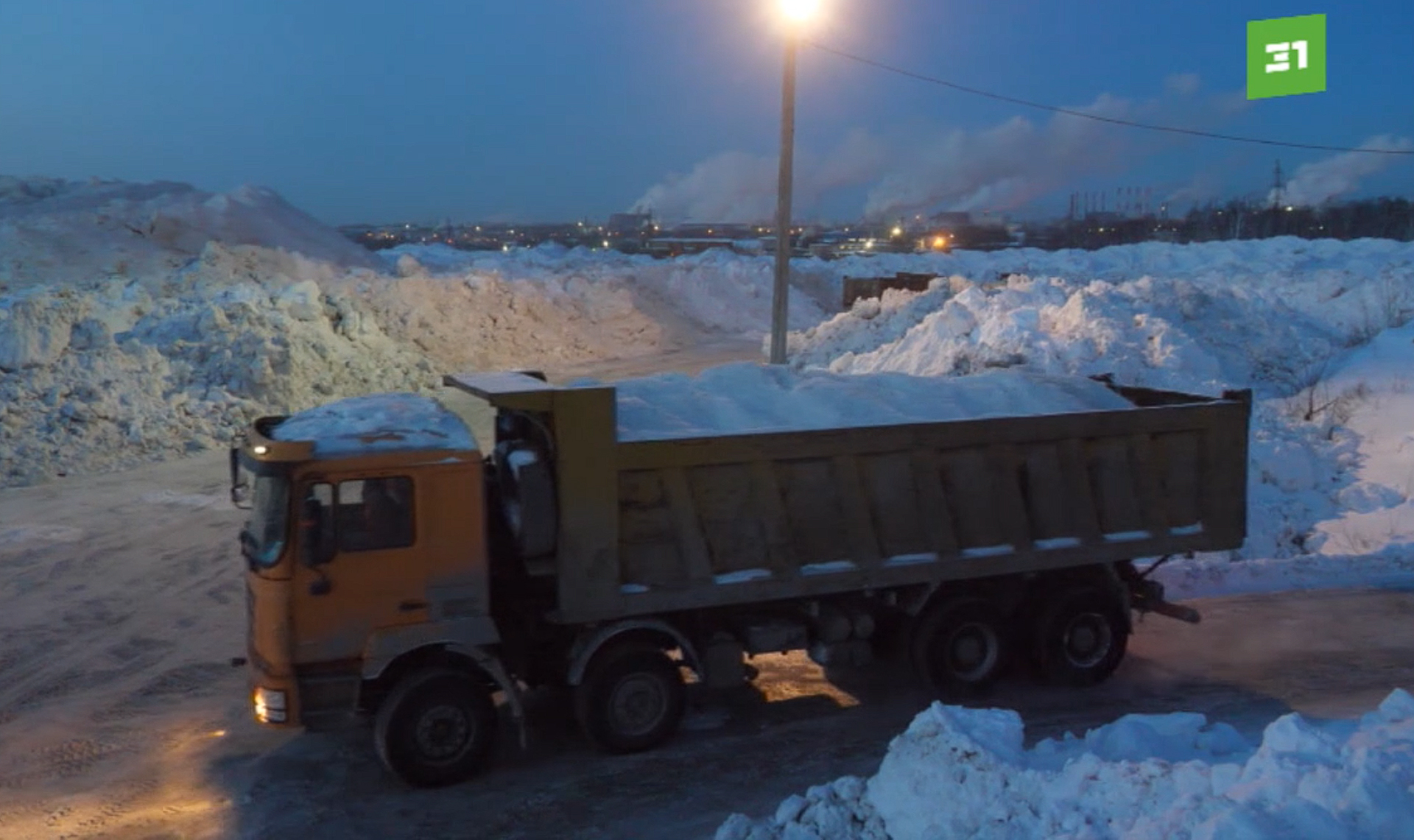 Водители большегрузов рассказали, почему снежные кучи уже несколько недель  не могут вывезти с улиц Челябинска