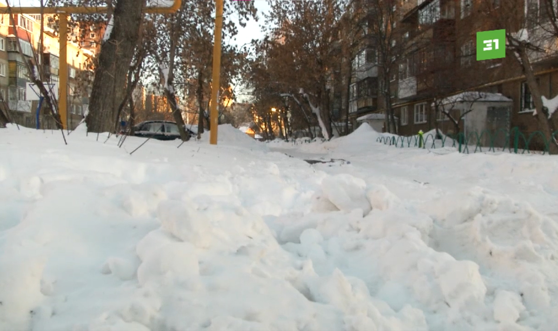 Домой через сугробы. Челябинцы жалуются на нечищеные тротуары