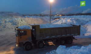 Водители большегрузов рассказали, почему снежные кучи уже несколько недель не могут вывезти с улиц Челябинска
