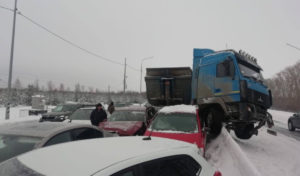 В массовой аварии на трассе Челябинск-Екатеринбург столкнулись 13 автомобилей