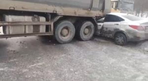 В Ашинском районе произошло ДТП с пострадавшим. Грузовик и легковушка преградили трассу