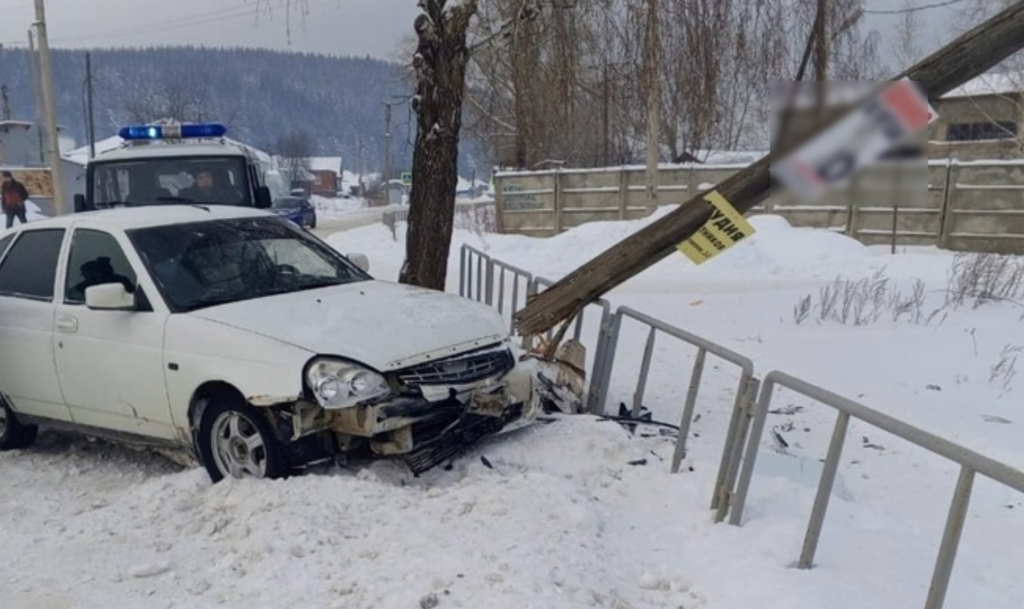 В Катав-Ивановске девушка на "Ладе Приоре" влетела в опору ЛЭП