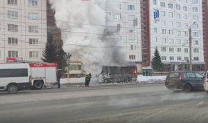 На северо-западе Челябинска загорелась маршрутка