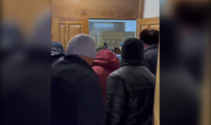 Пассажиров разместили в общежитии и мечети