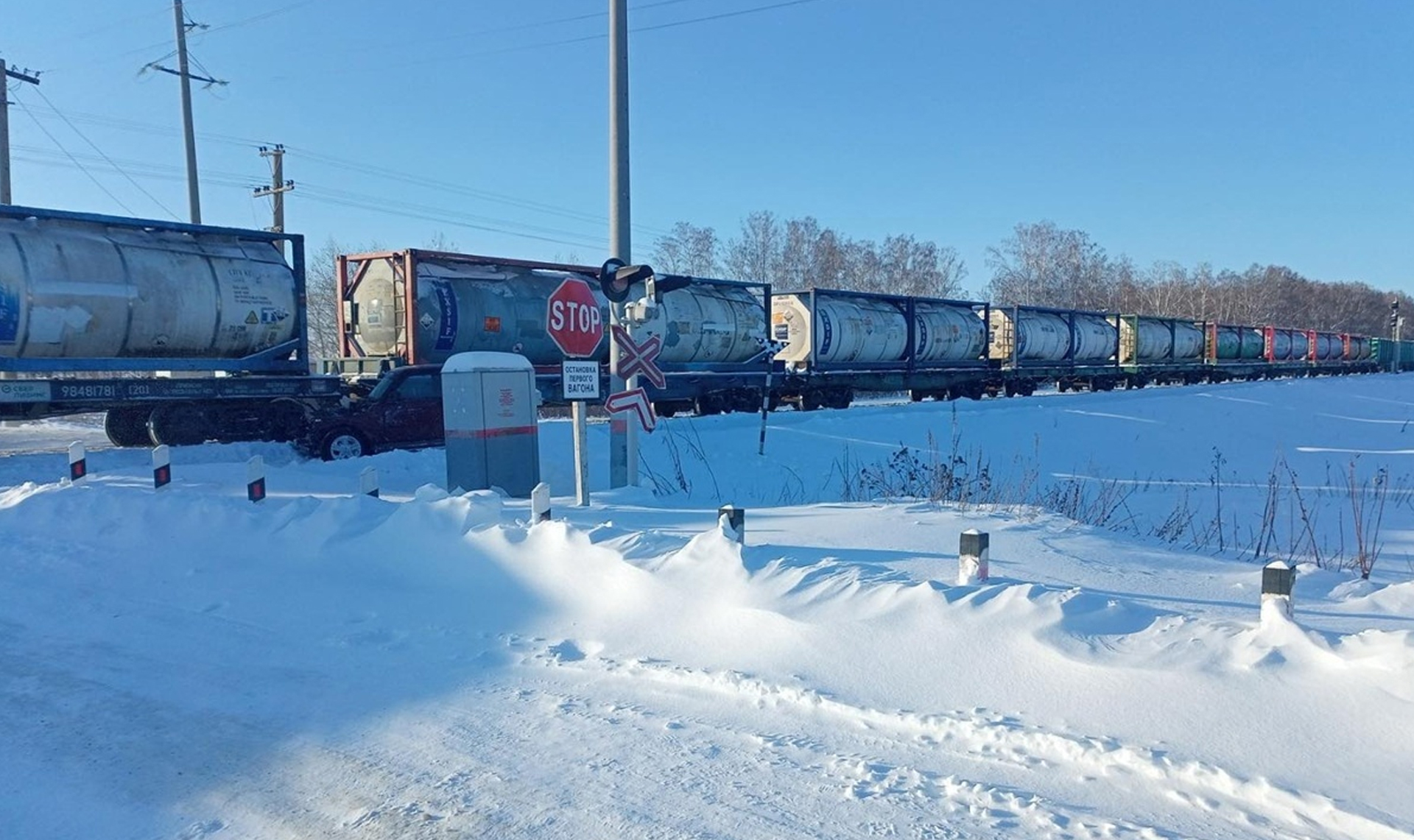 В Челябинской области пожилой водитель "Нивы" едва не погиб под колесами поезда