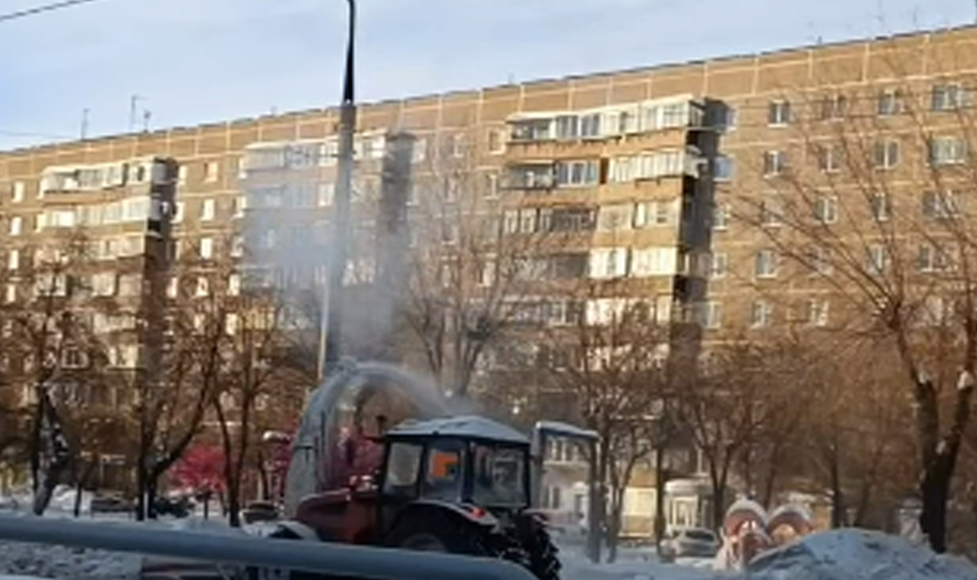 В Магнитогорске кто-то повредил светящиеся деревья, которые с руки администрации появились в городе в качестве новогодней инсталляции