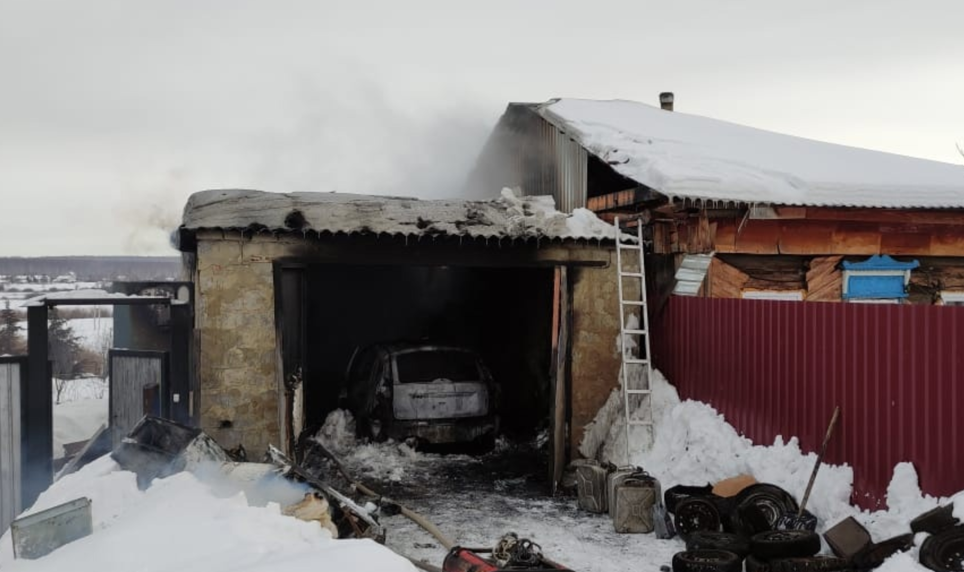 В с. Полетаево-1 сгорели две машины. Их владелец получил ожоги