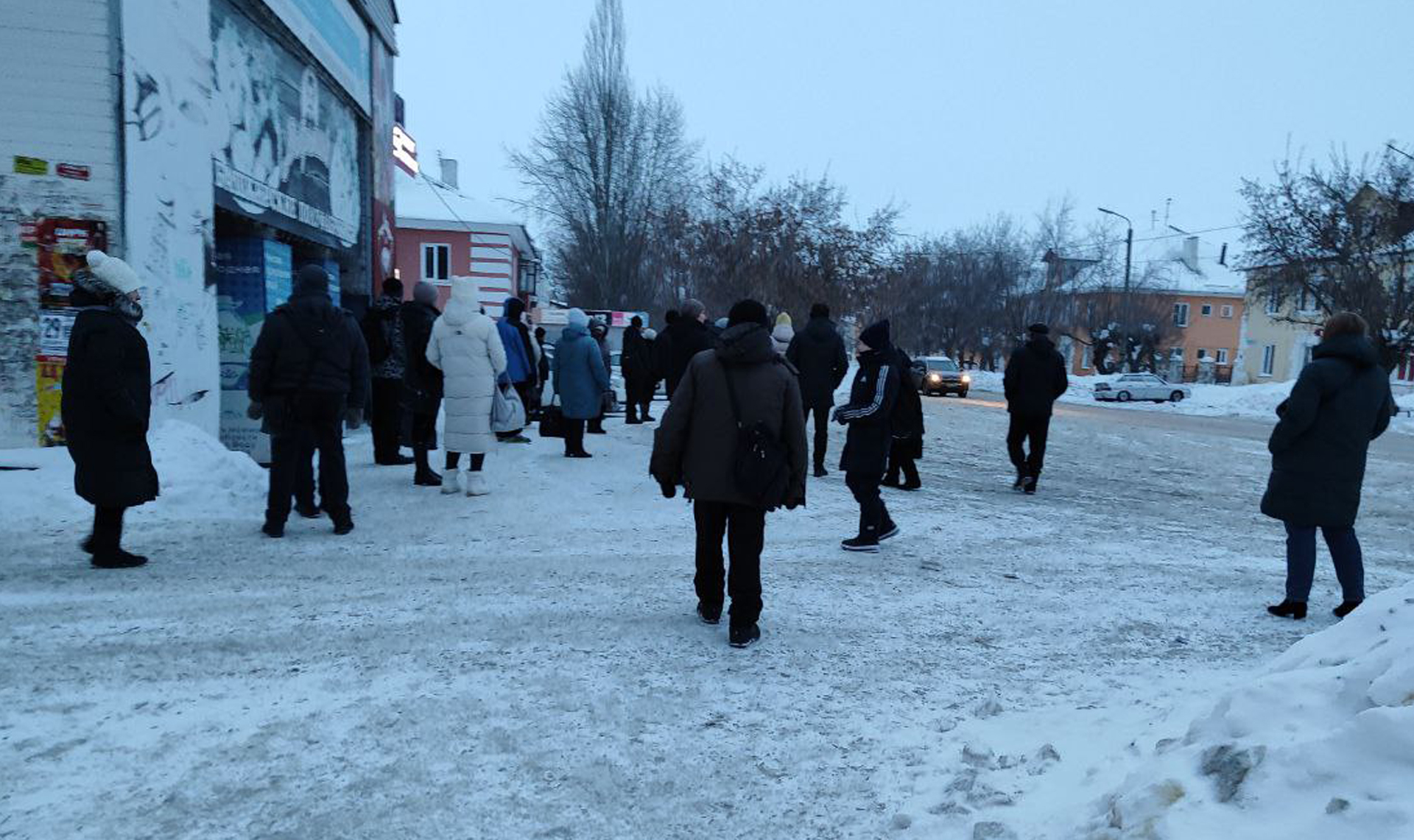Такая толпа сегодня собралась на остановке в копейском поселке Старокамышинск