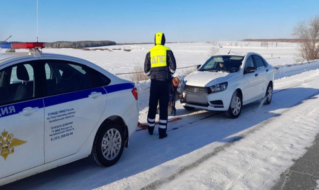 Под Пластом сотрудники Госавтоинспекции помогли водителю, у которого заглохла машина на трассе