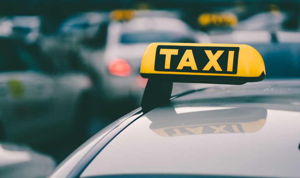 Челябинский таксист, который украл у пассажирки дорогой телефон, получил условку
