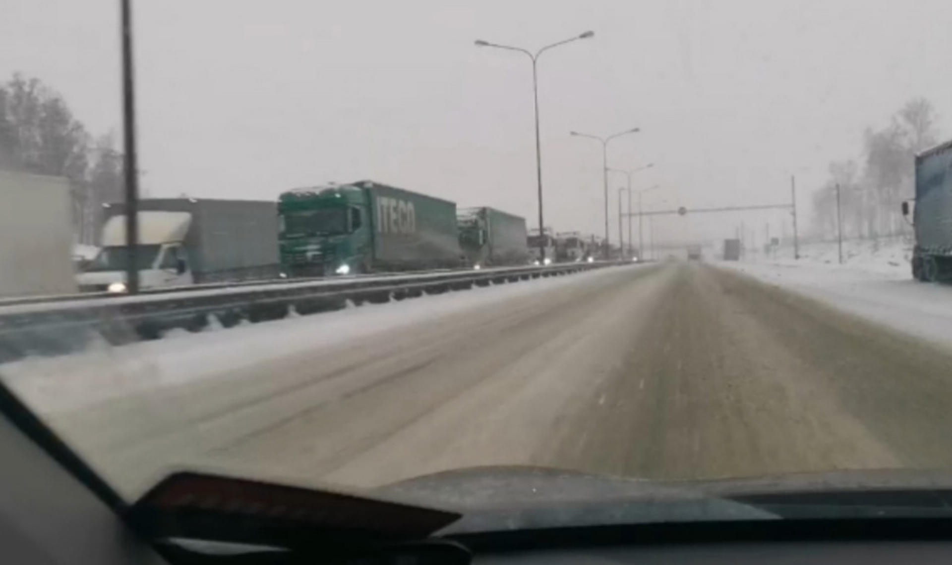 На трассе М-5 ограничили движение. Автомобилисты стоят в пробках