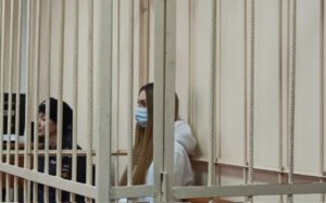 В Центральном суде Челябинска избирают меру пресечения девушке, которую обвиняют в покушении на убийство троицкого бизнесмена