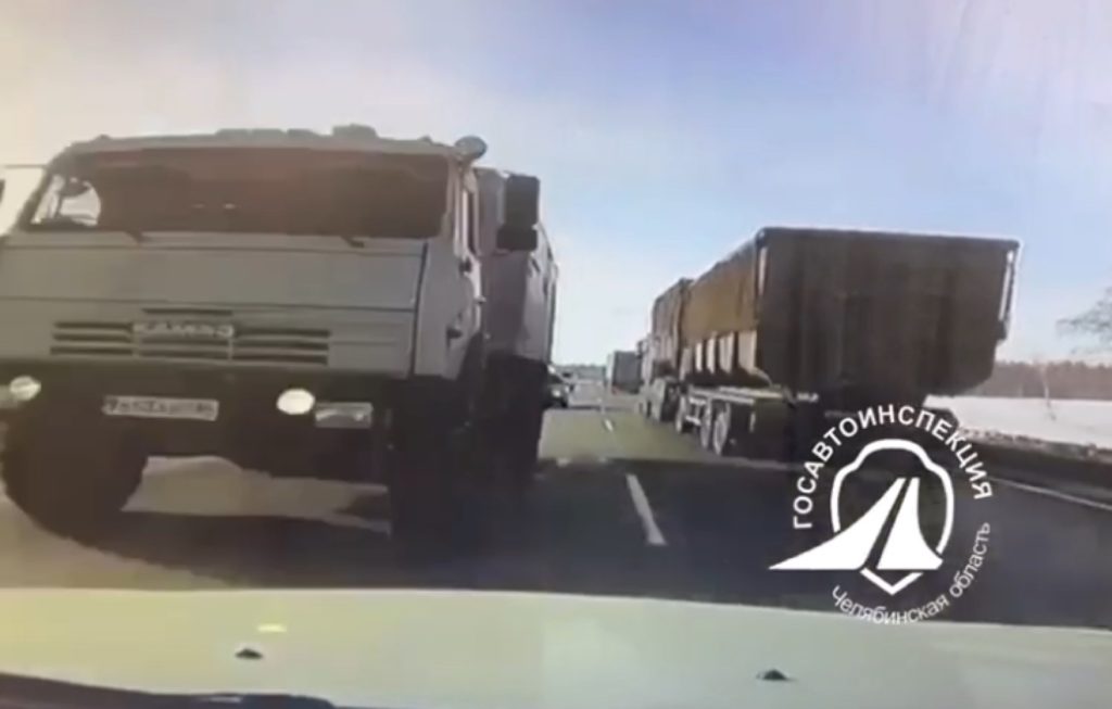 В Челябинской области водитель уснул за рулем и погиб при столкновении с грузовиком