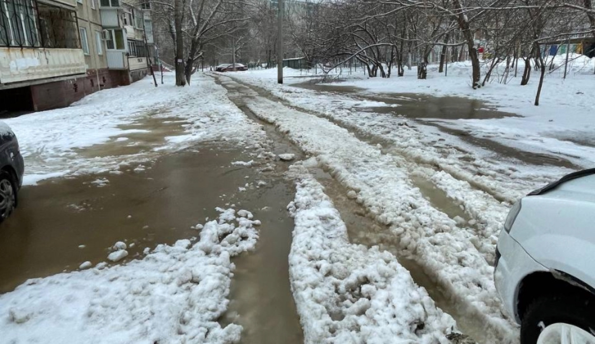 Утро добрым не бывает. На северо-западе Челябинска прорвало трубу и  затопило дворы и улицу