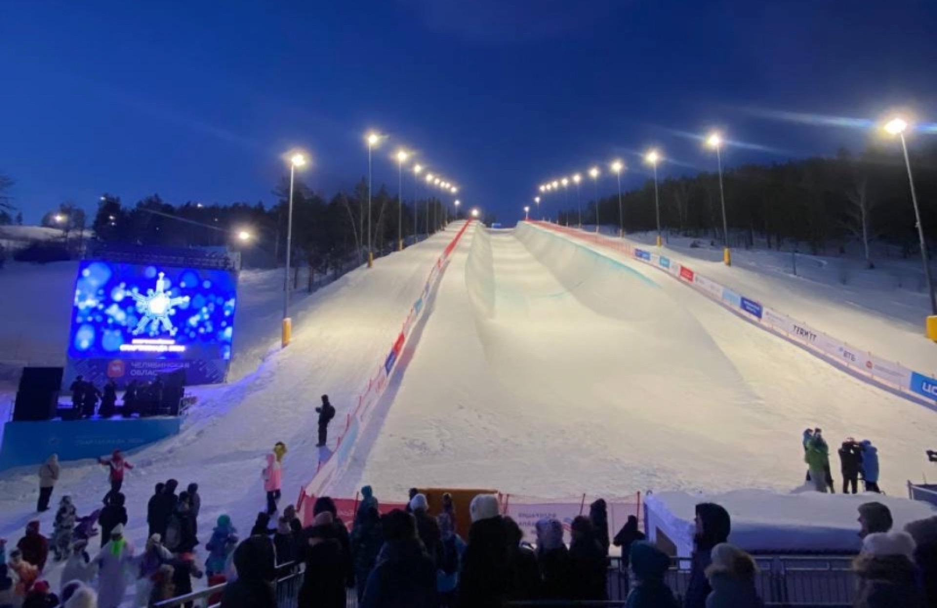 В горнолыжном комплексе «Солнечная долина» определили первых победителей Спартакиады в сноуборде и фристайле   