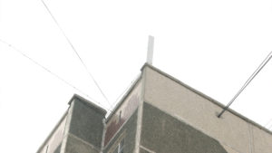 Станция сотовой связи на крыше многоэтажки