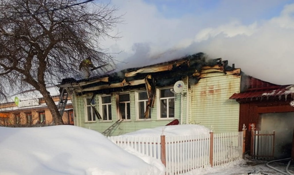 В поселке Кропачево загорелся дом с надворными постройками