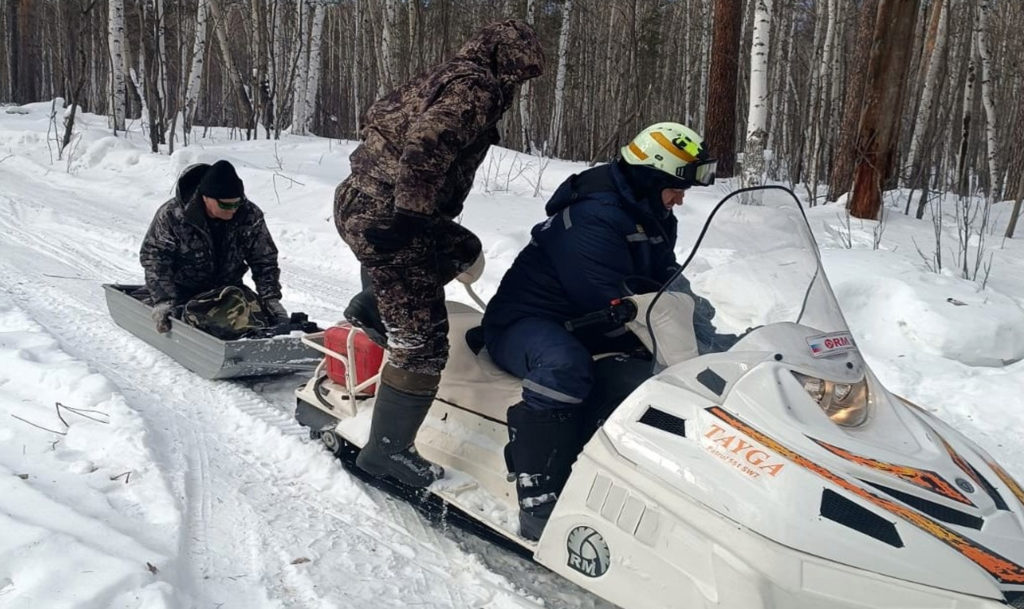 Южноуралец застрял в снегу на лыжах в лесу