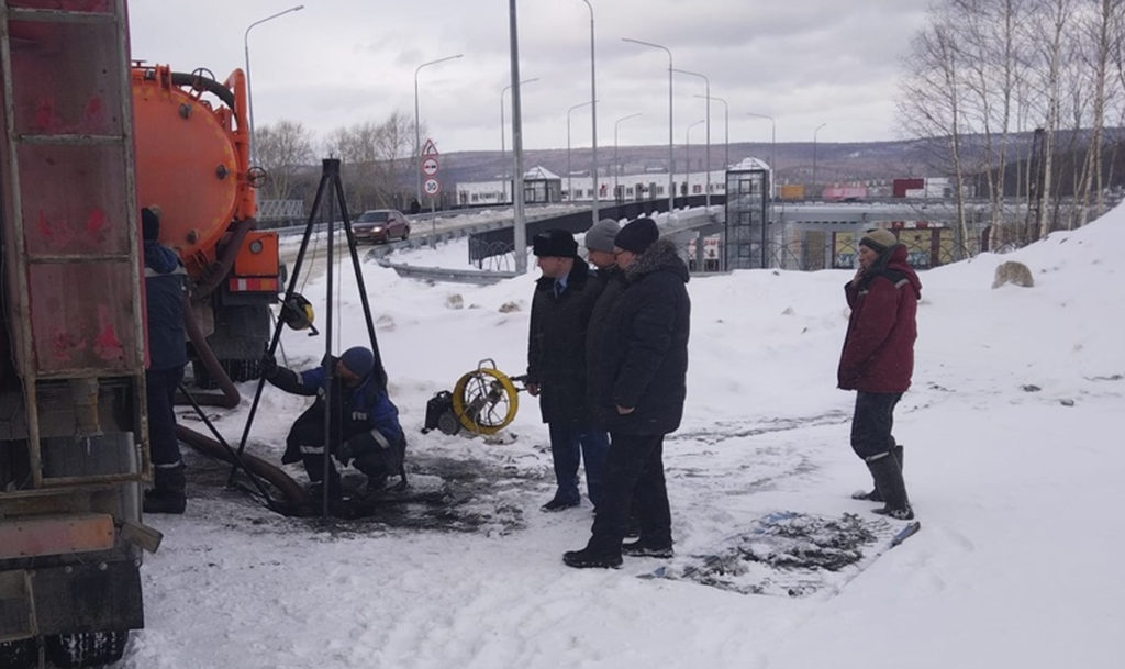 Запахло не весной! Прокуроры начали проверку после того, как в СМИ появилась информация о разливе сточных вод возле жилого дома по улице Ленина в Бакале