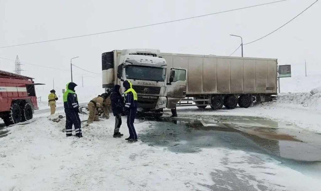 Большегруз развернуло на 85 километре автодороги Челябинск-Екатеринбург. Есть пострадавшие