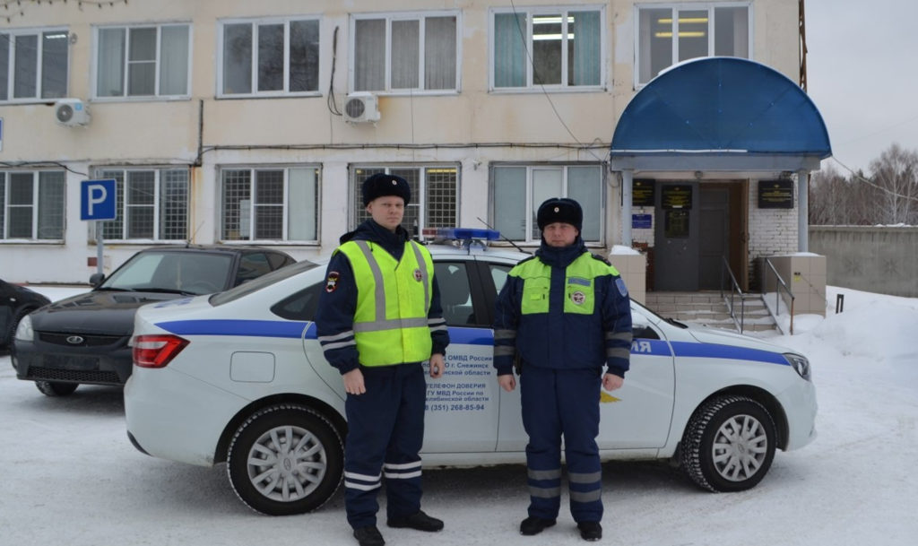 В Снежинске пожилая женщина чуть не выпала из открытого окна