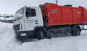 Мусоровоз застрял в снегу