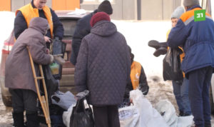 Волонтеры «Теплой помощи» раздали бездомным галоши